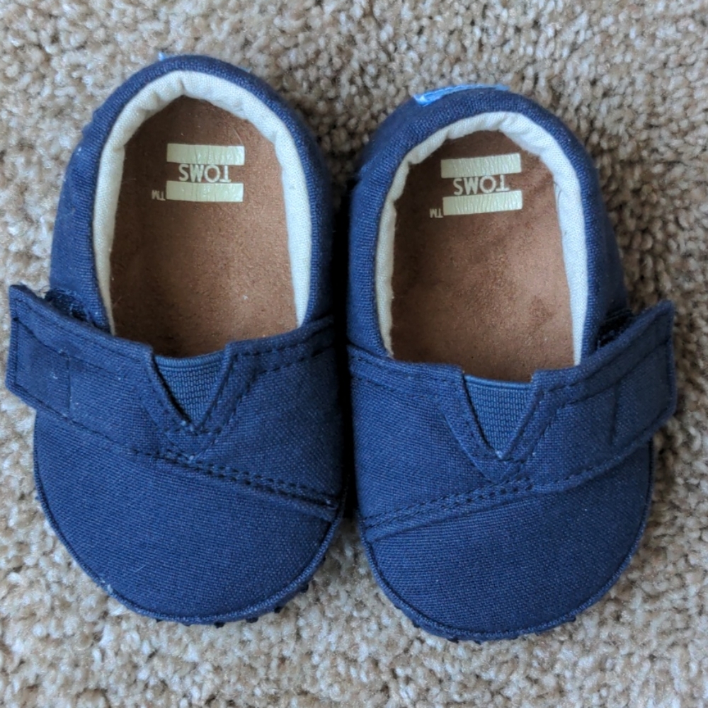 TOMs crib shoes navy canvas